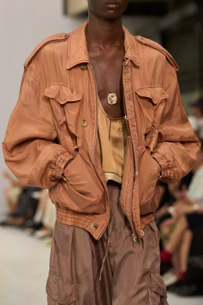 Look 16